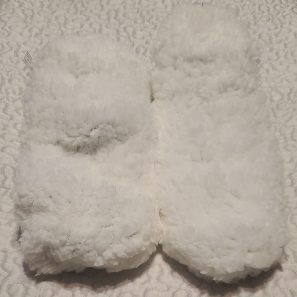 Cozy Black and White Knit Mittens - Picture 8 of 9